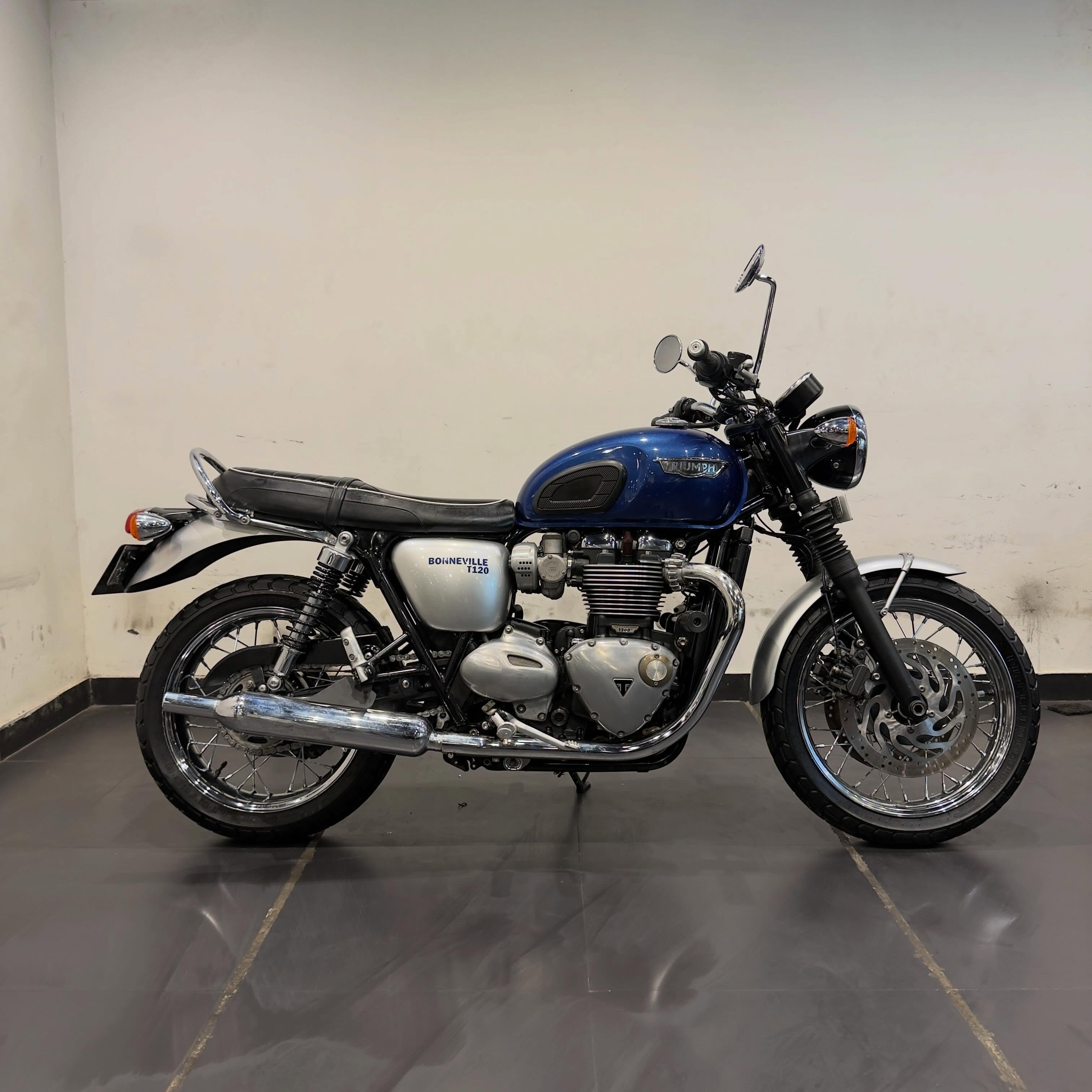 TRIUMPH BONNEVILLE T120