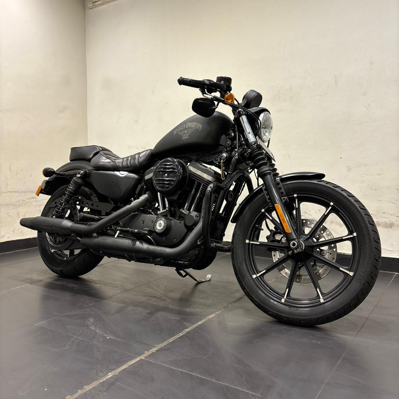 HARLEY DAVIDSON IRON 883 (BLACK)