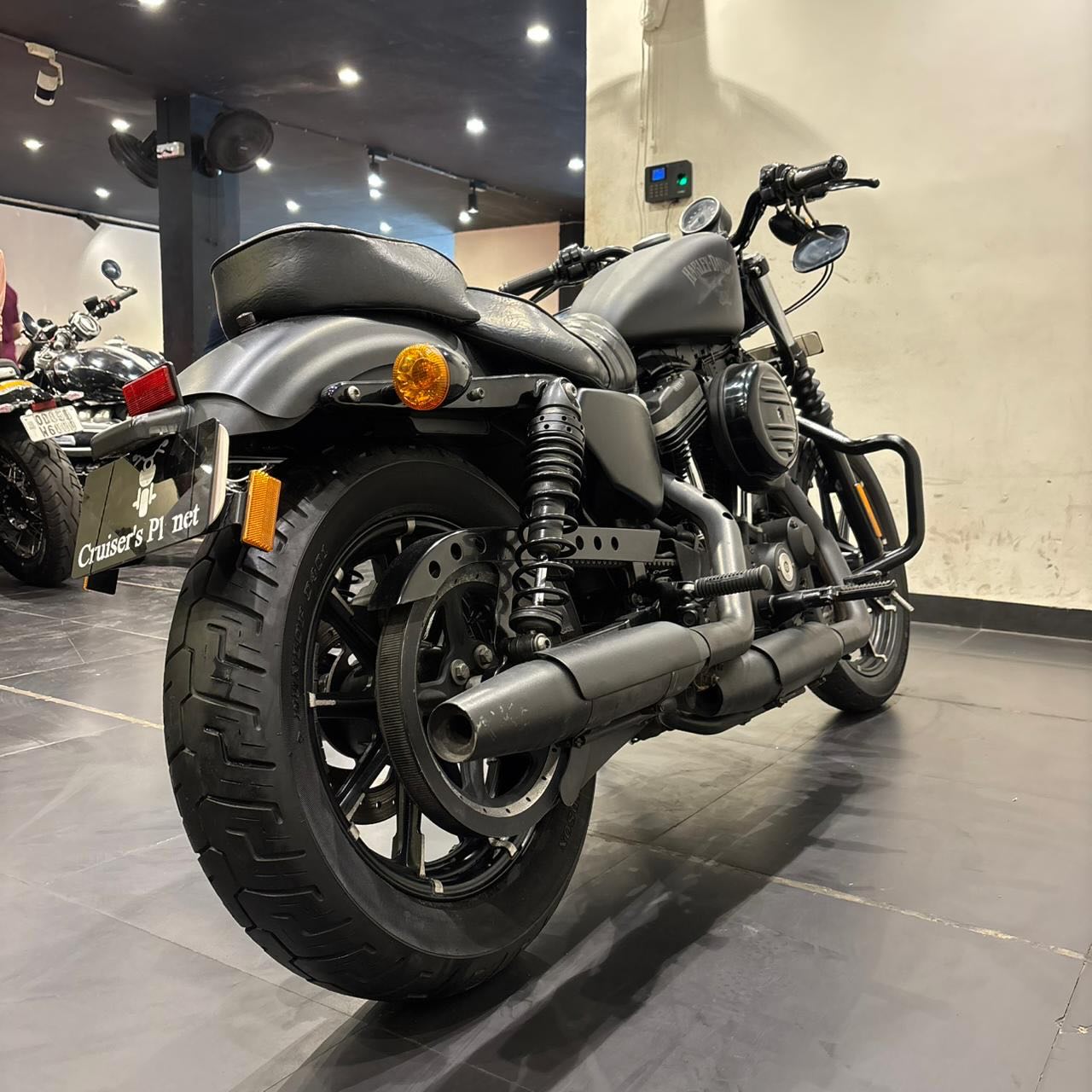 HARLEY DAVIDSON IRON 883 (BLACK)