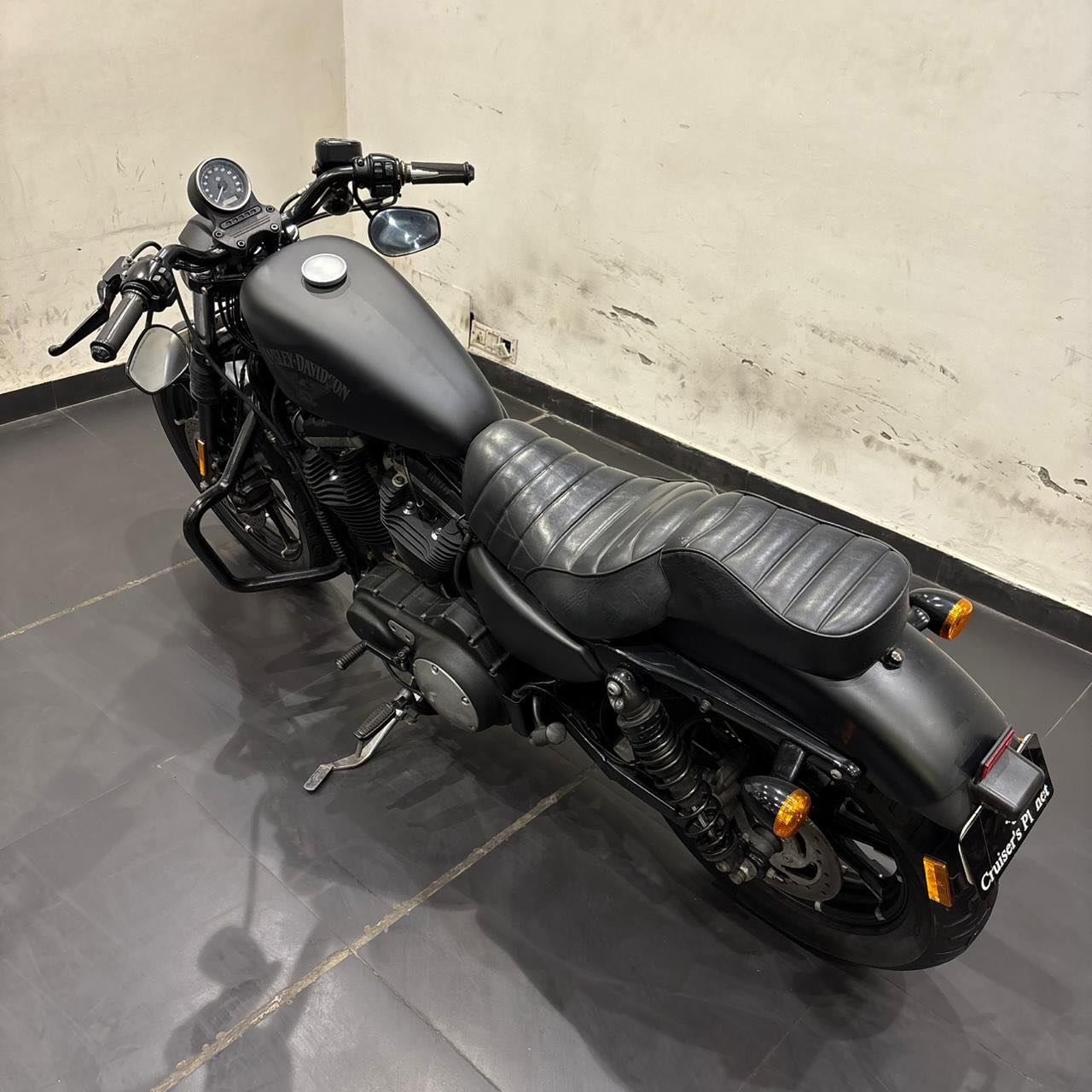 HARLEY DAVIDSON IRON 883 (BLACK)