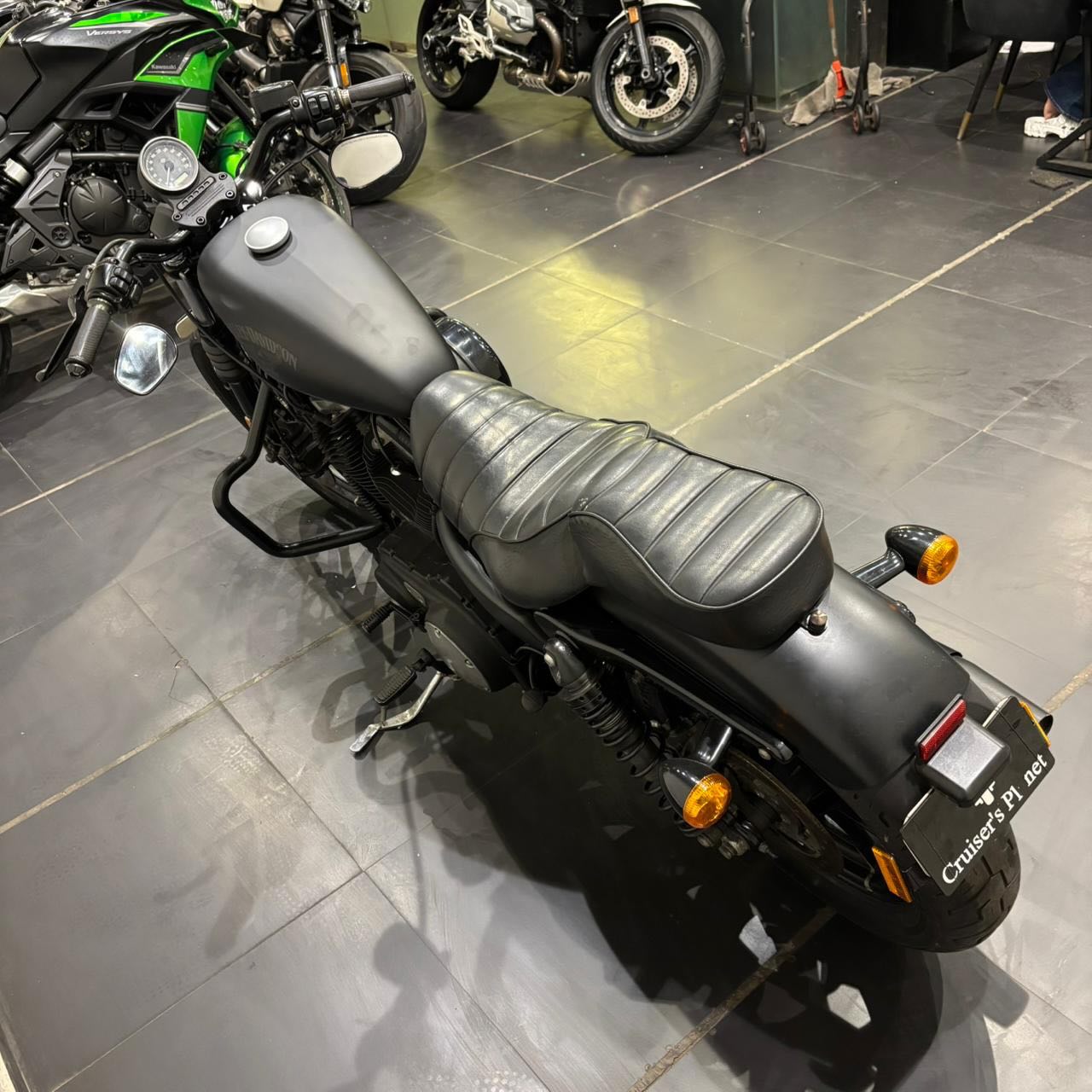 HARLEY DAVIDSON IRON 883 (BLACK)
