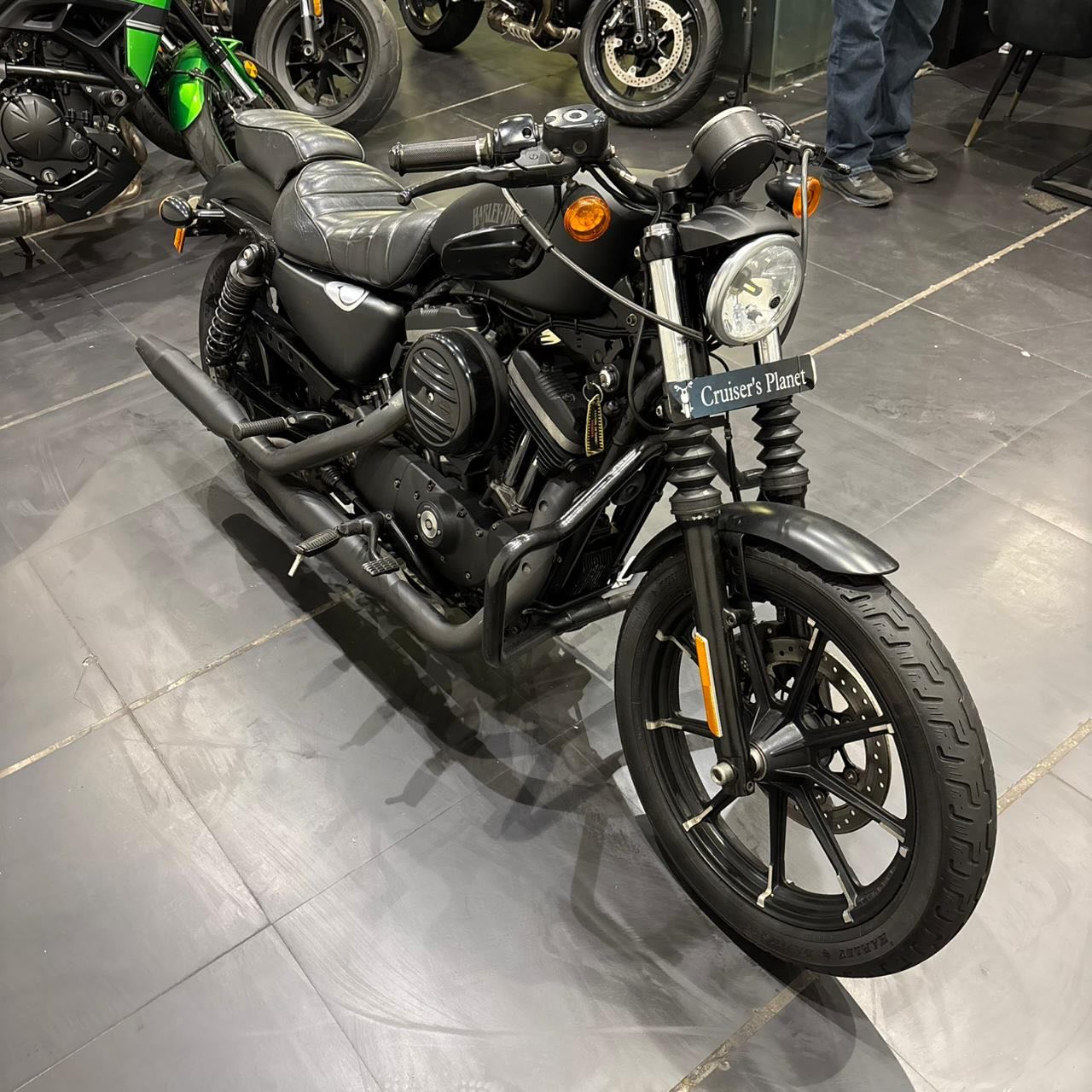 HARLEY DAVIDSON IRON 883 (BLACK)