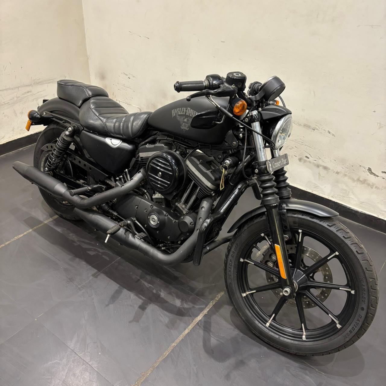 HARLEY DAVIDSON IRON 883 (BLACK)