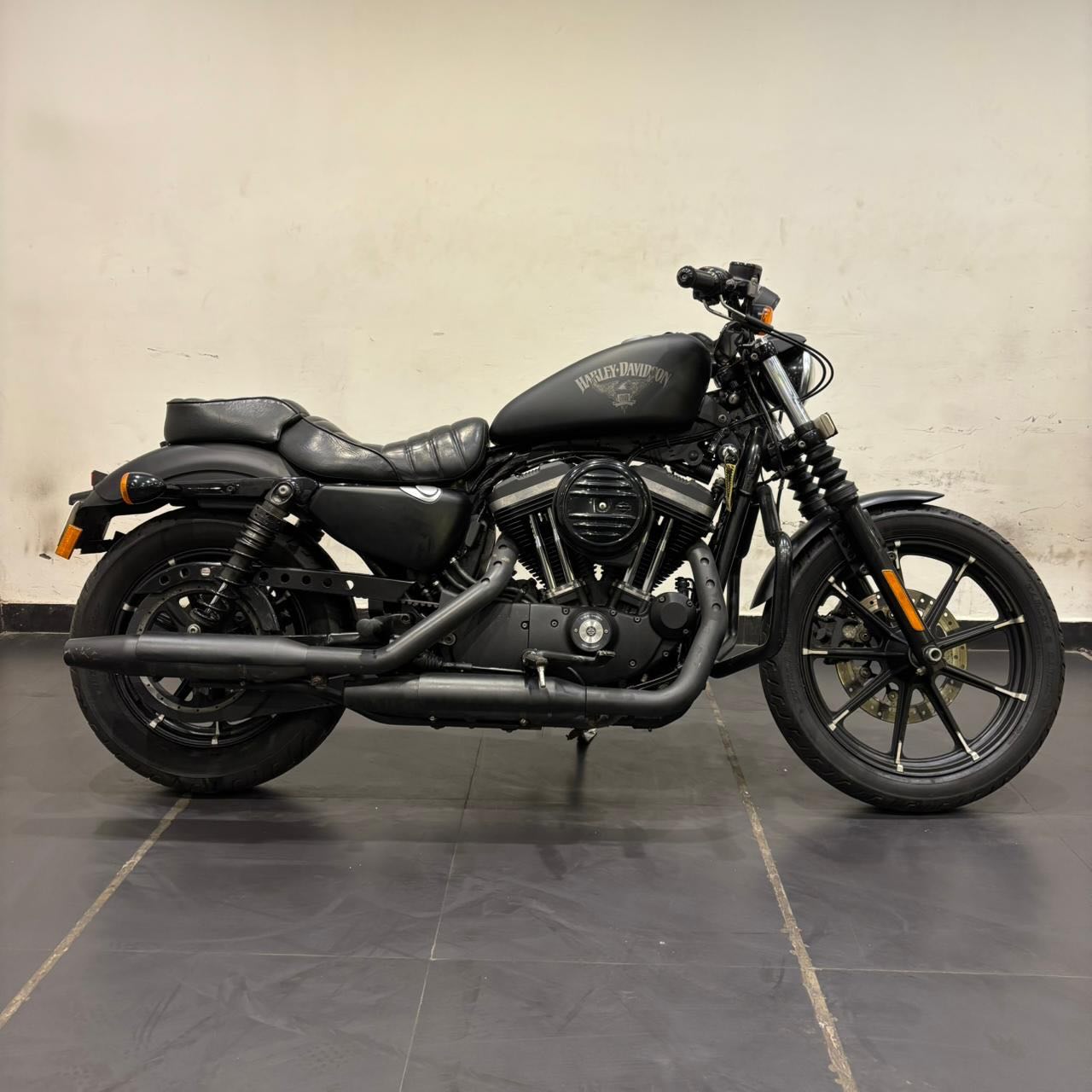 HARLEY DAVIDSON IRON 883 (BLACK)