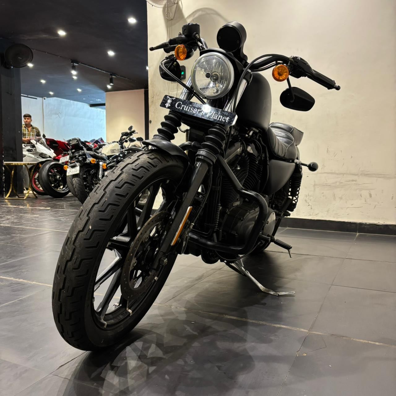 HARLEY DAVIDSON IRON 883 (BLACK)