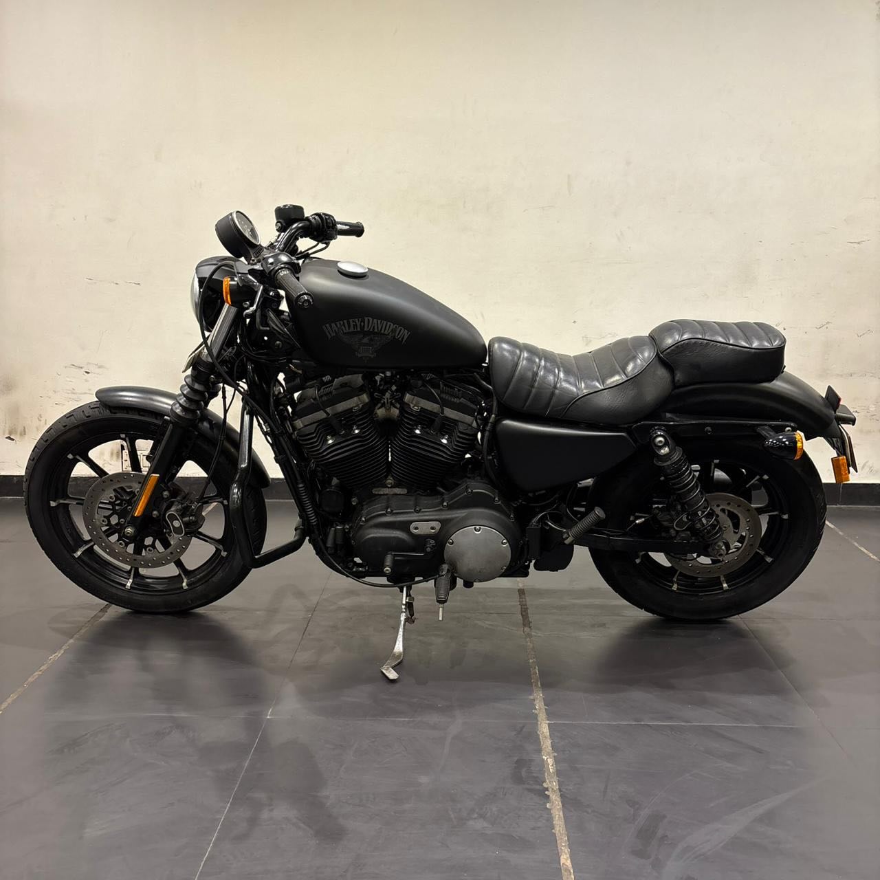 HARLEY DAVIDSON IRON 883 (BLACK)