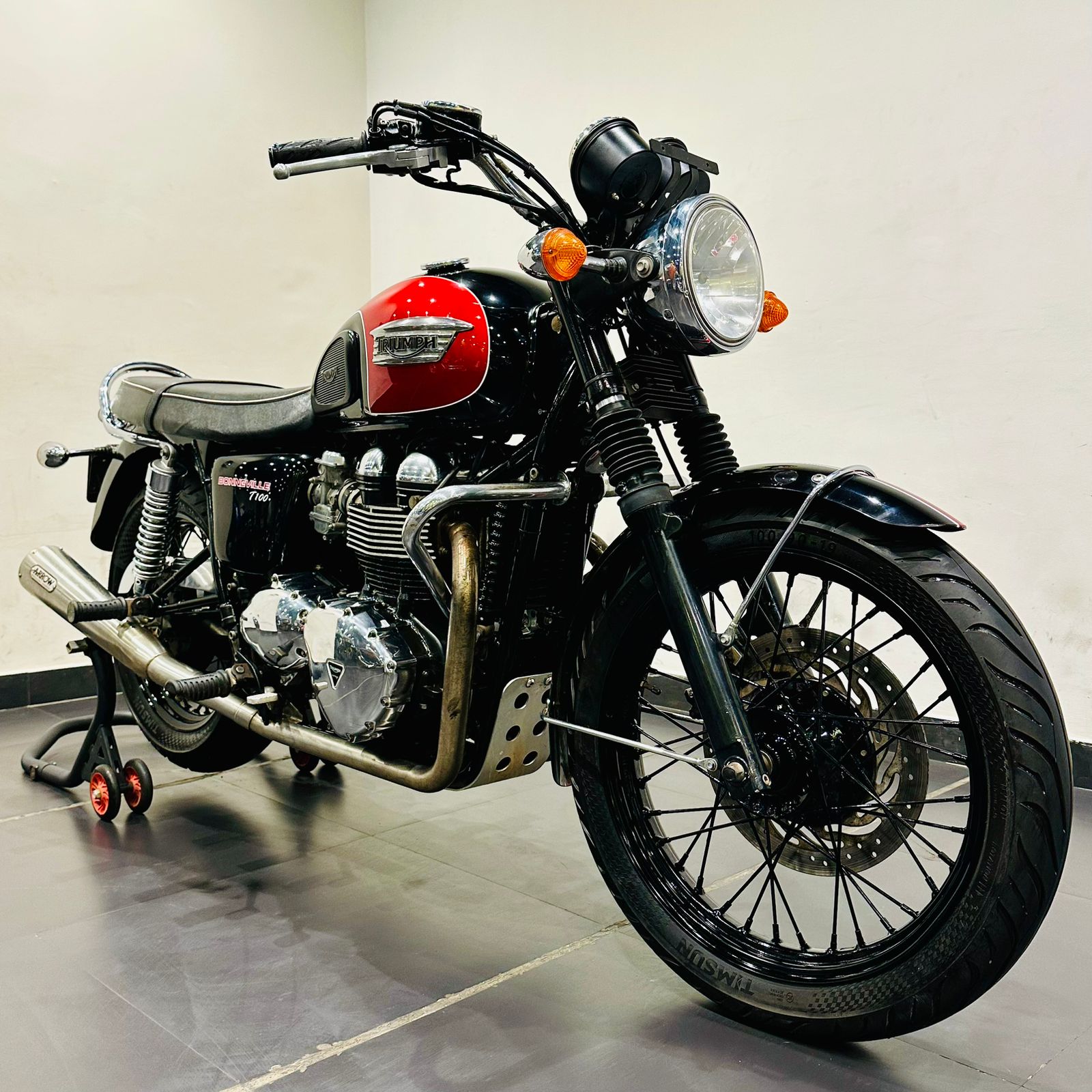 TRIUMPH BONNEVILLE T100