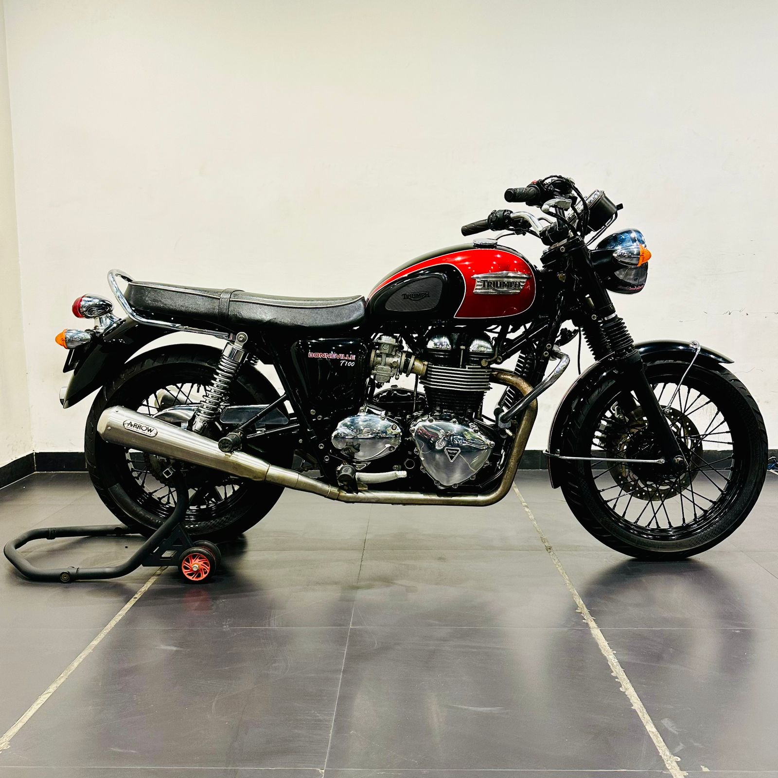 TRIUMPH BONNEVILLE T100