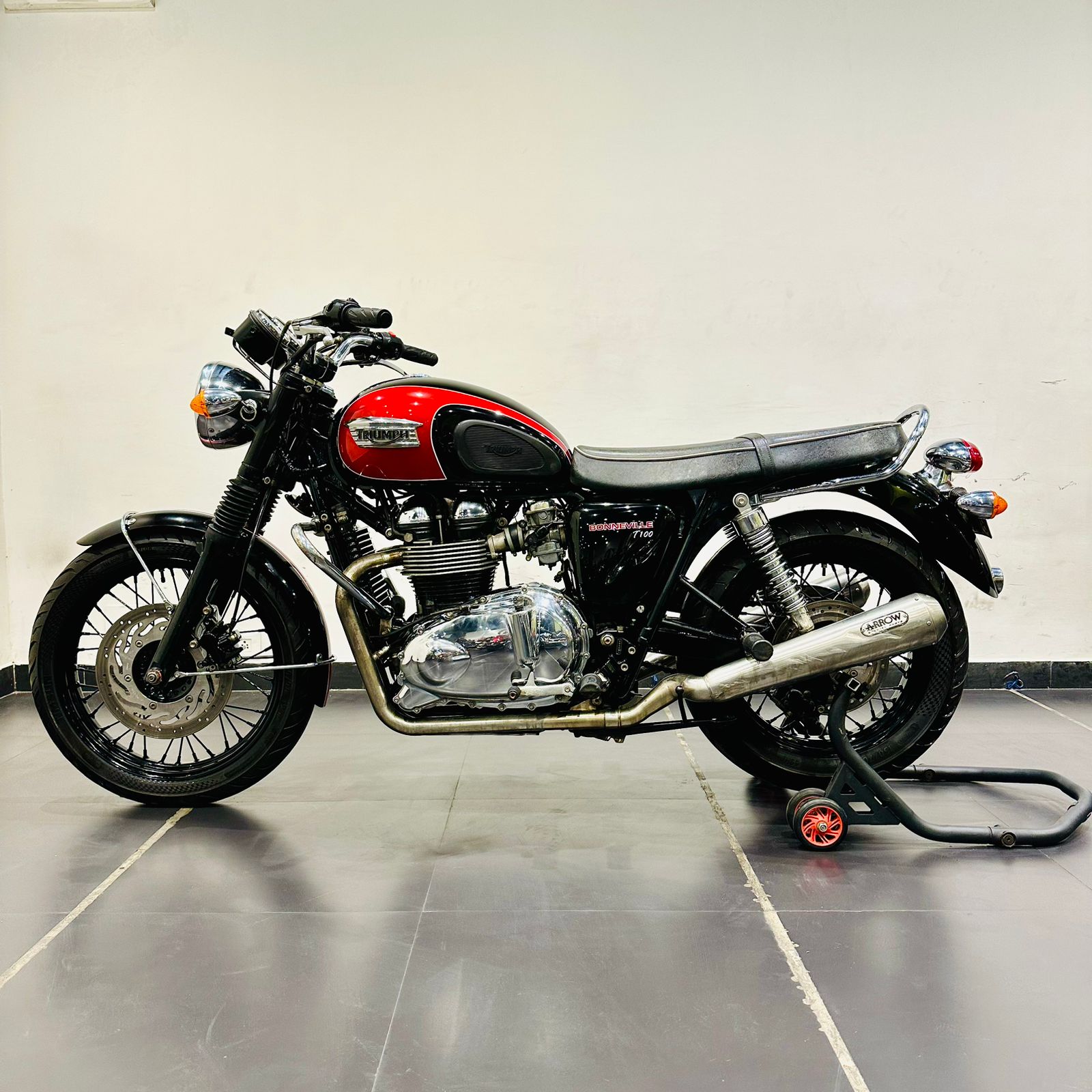 TRIUMPH BONNEVILLE T100