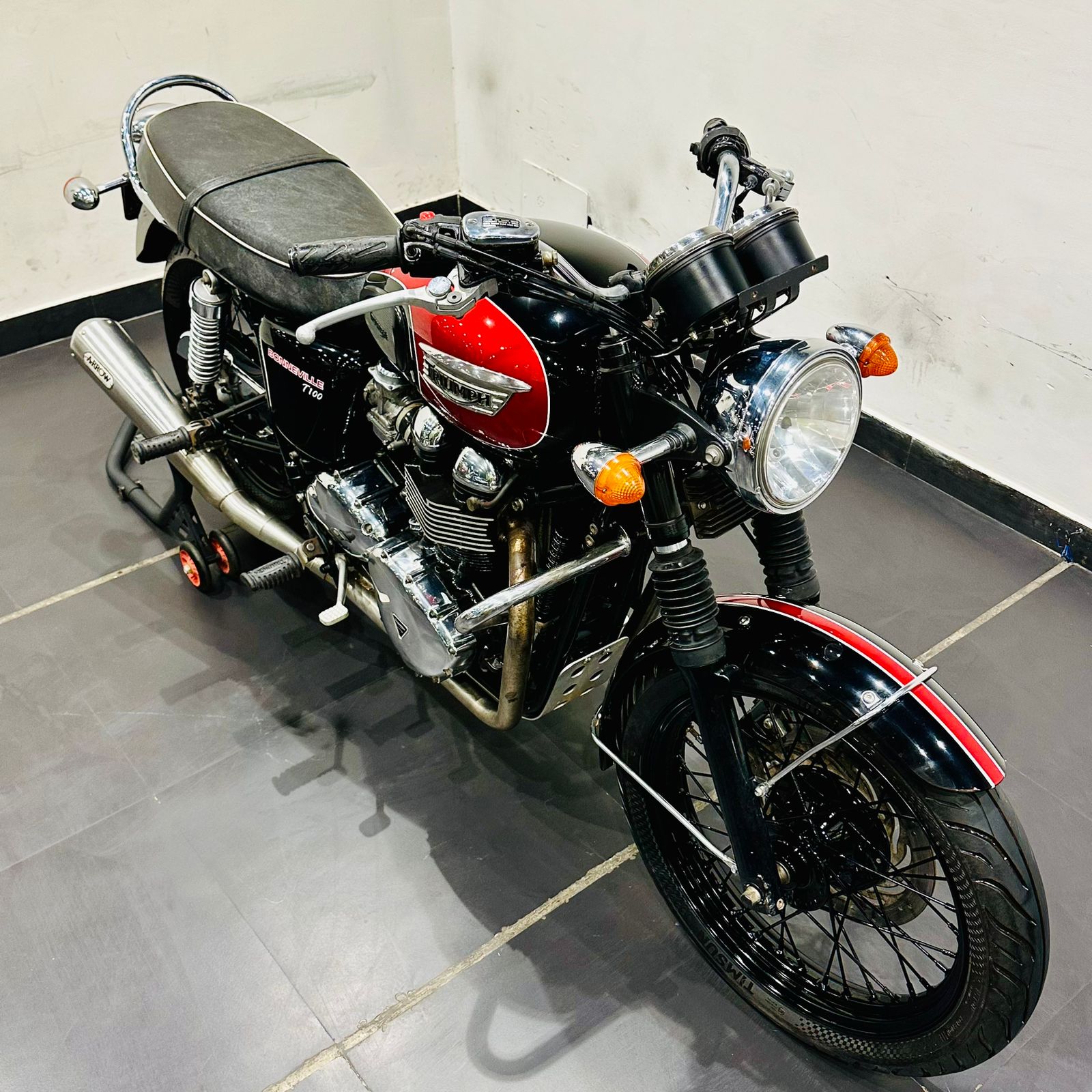 TRIUMPH BONNEVILLE T100