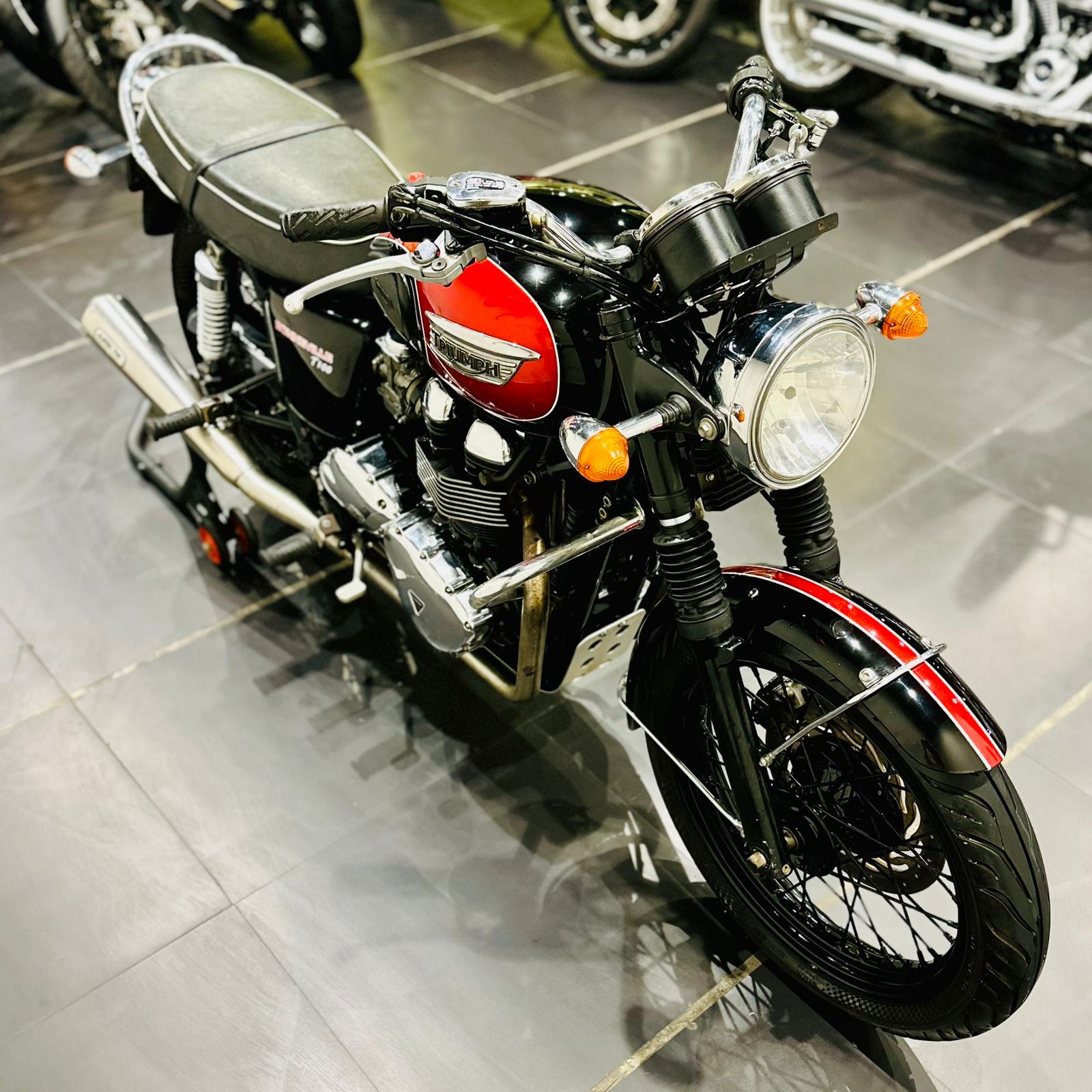 TRIUMPH BONNEVILLE T100
