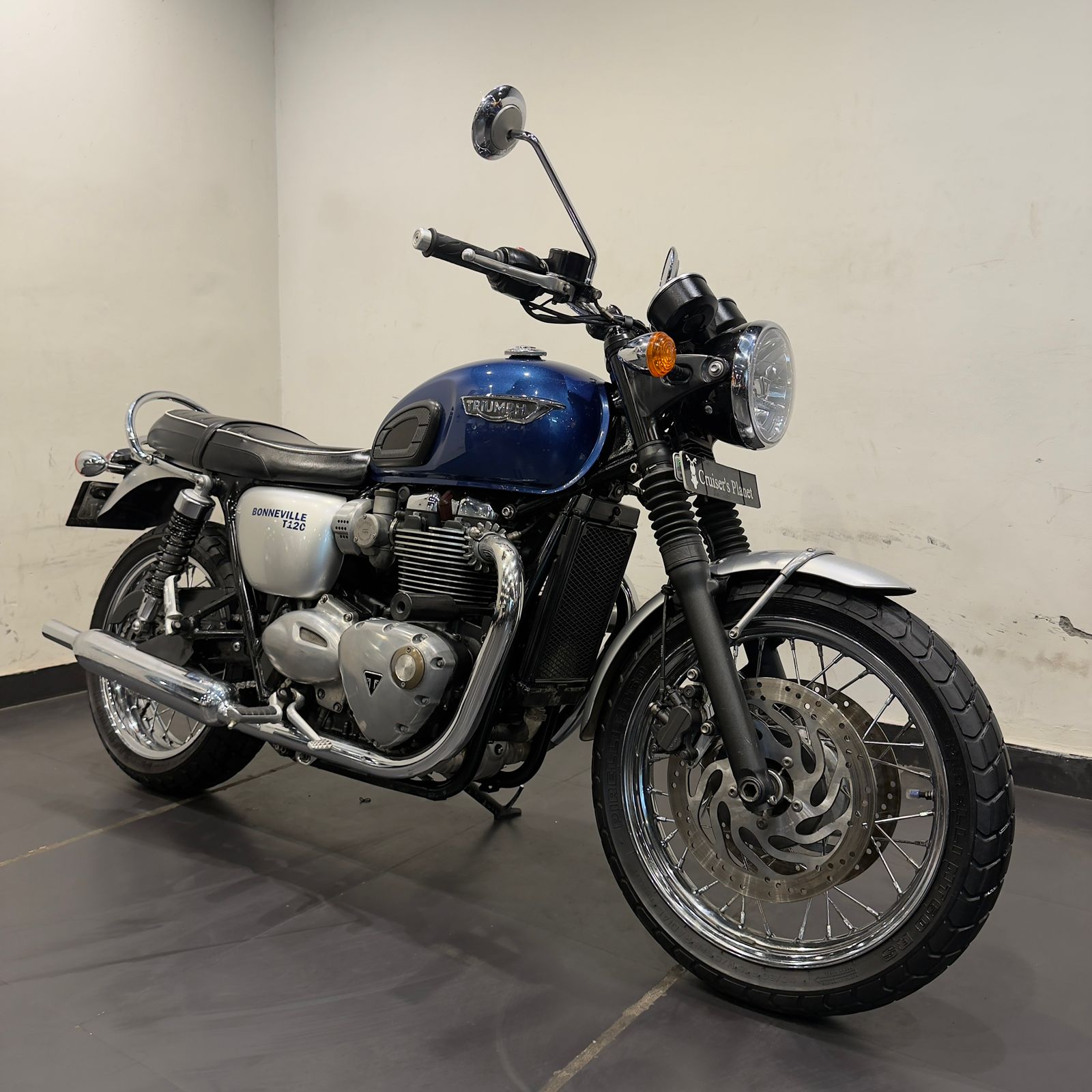 TRIUMPH BONNEVILLE T120 (BLUE)