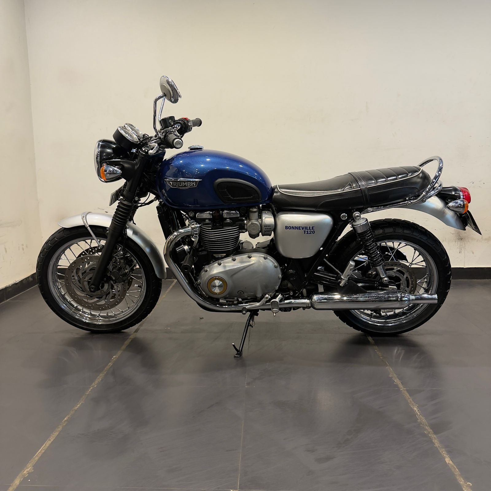 TRIUMPH BONNEVILLE T120 (BLUE)