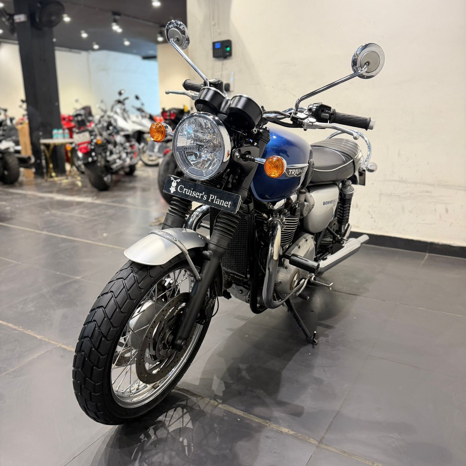 TRIUMPH BONNEVILLE T120 (BLUE)