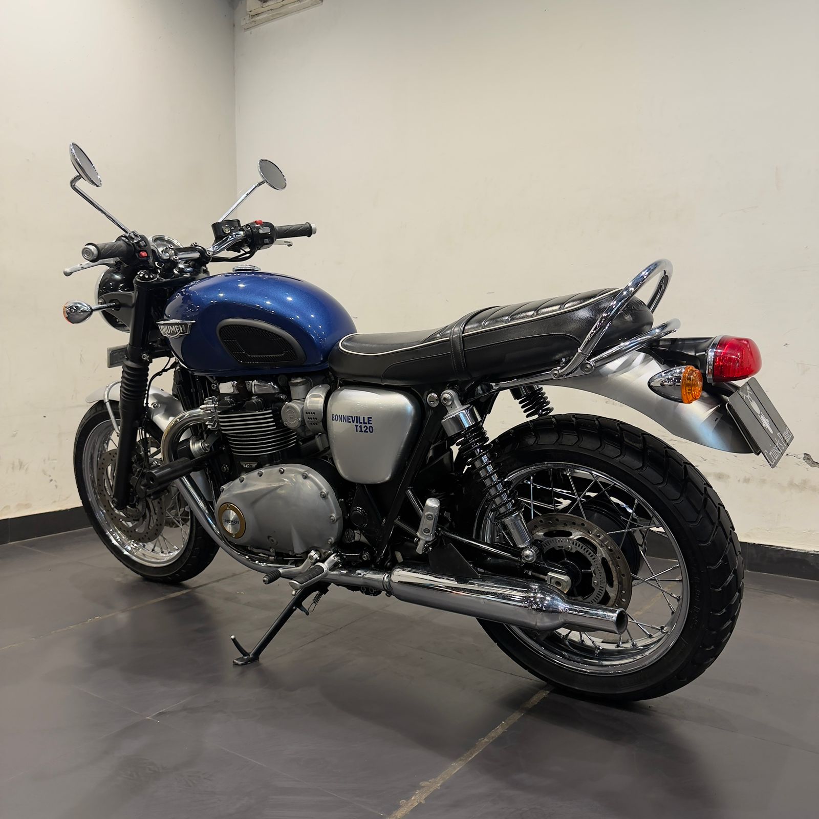 TRIUMPH BONNEVILLE T120 (BLUE)