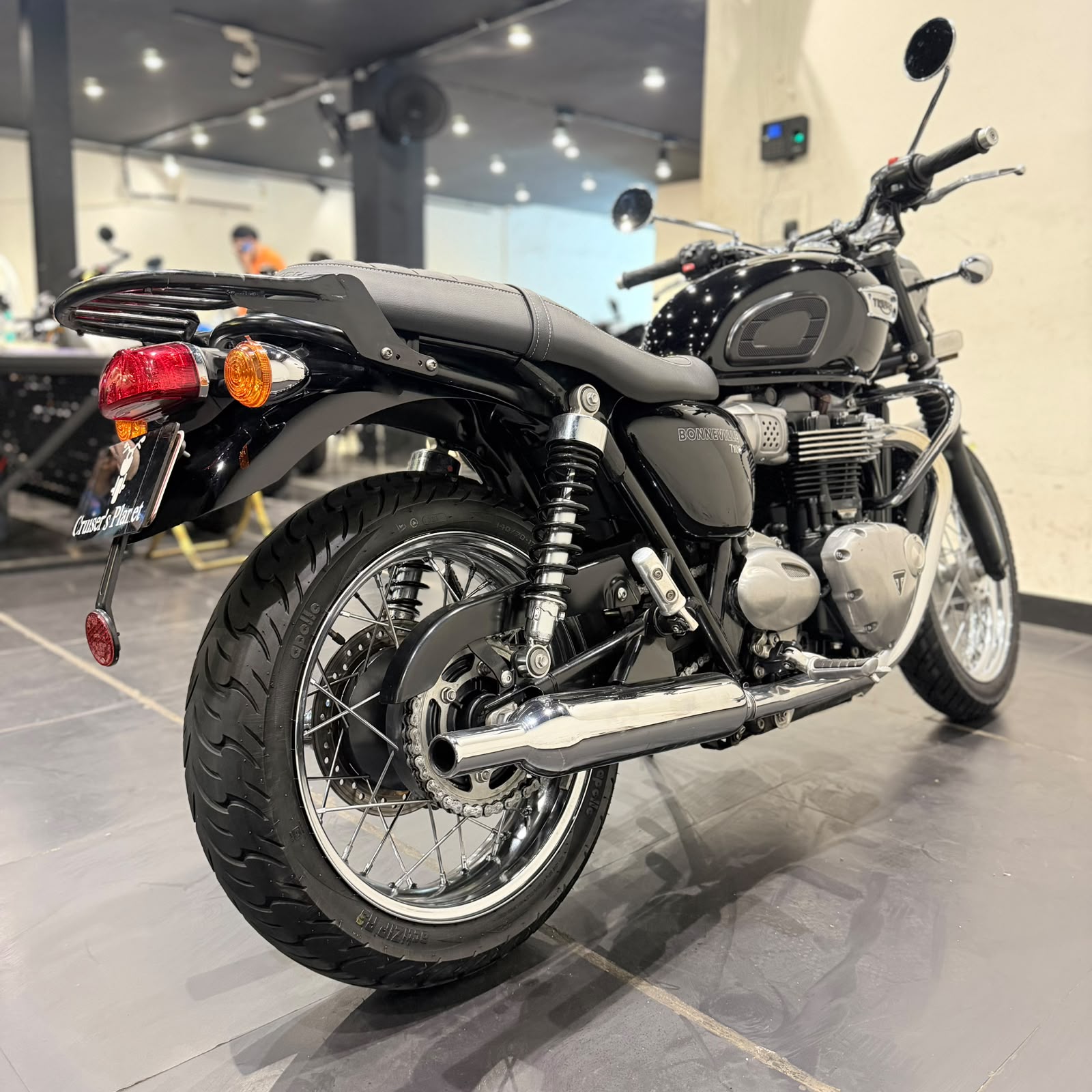 TRIUMPH BONNEVILLE T100 (2018)