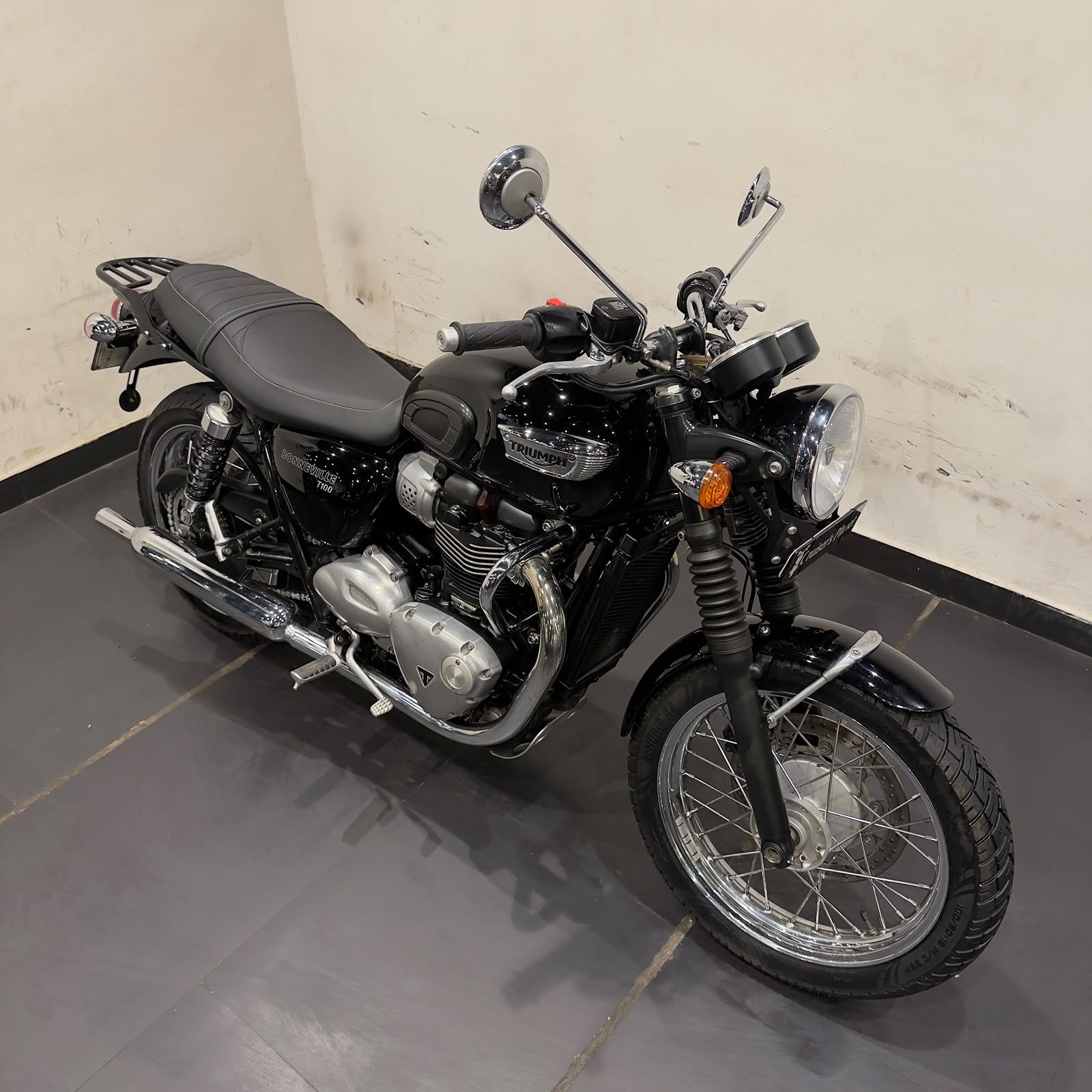 TRIUMPH BONNEVILLE T100 (2018)