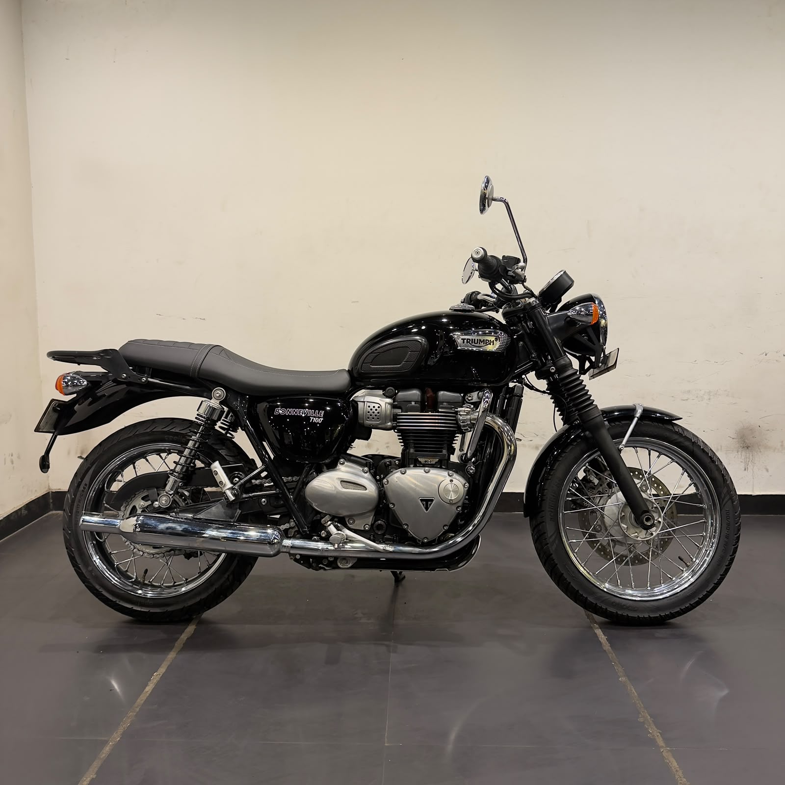 TRIUMPH BONNEVILLE T100 (2018)