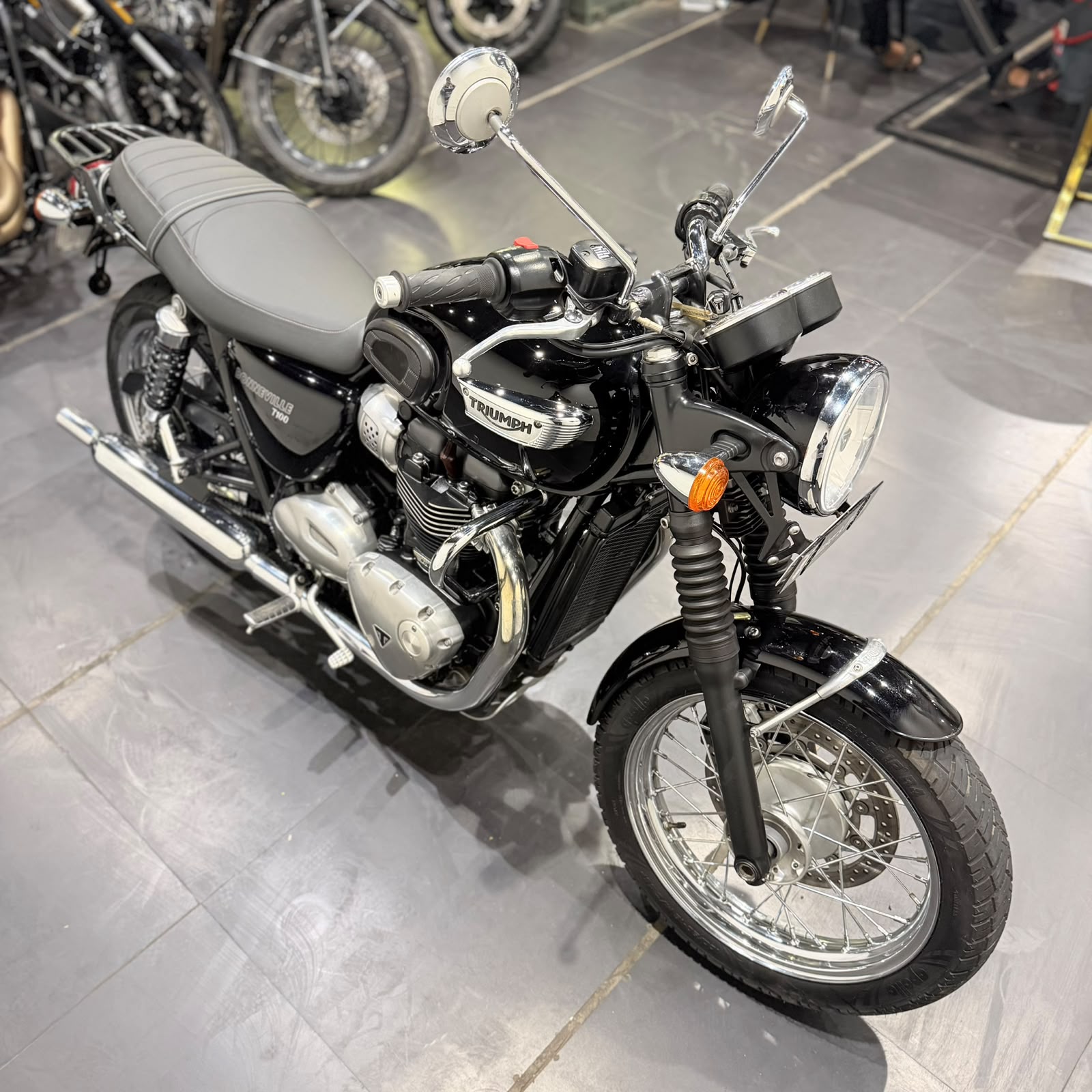 TRIUMPH BONNEVILLE T100 (2018)