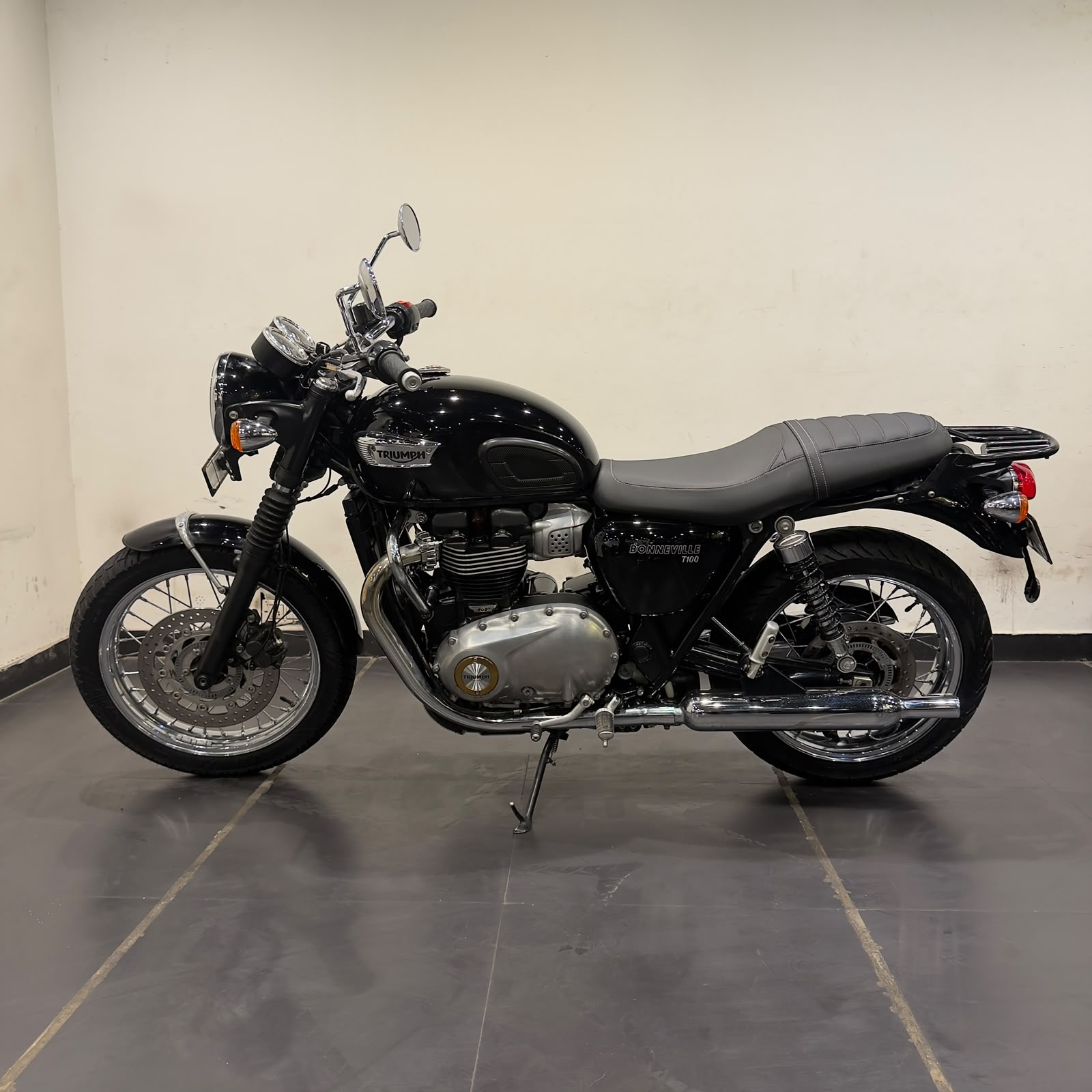 TRIUMPH BONNEVILLE T100 (2018)