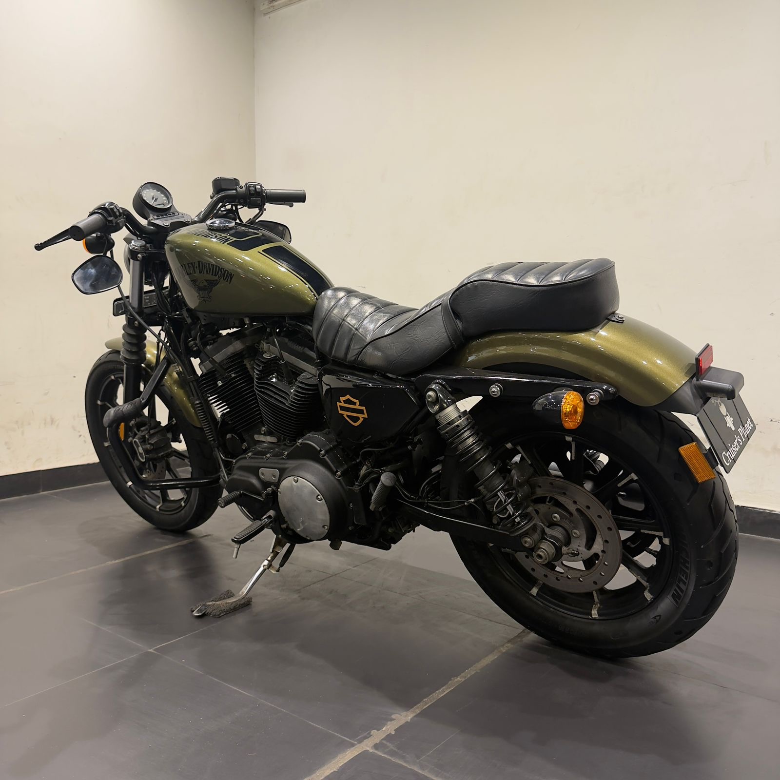 HARLEY DAVIDSON IRON 883 (OLIVE GREEN)