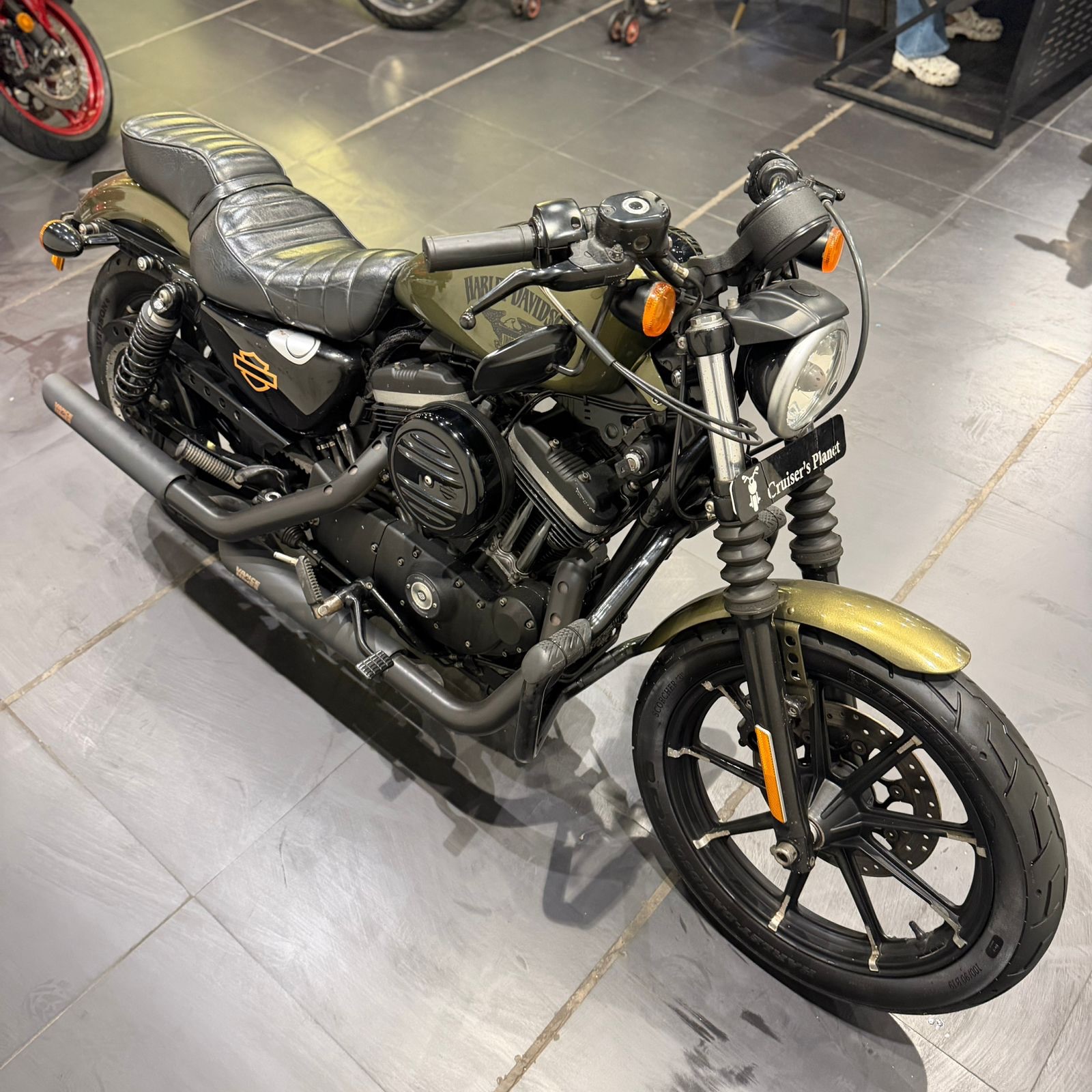 HARLEY DAVIDSON IRON 883 (OLIVE GREEN)