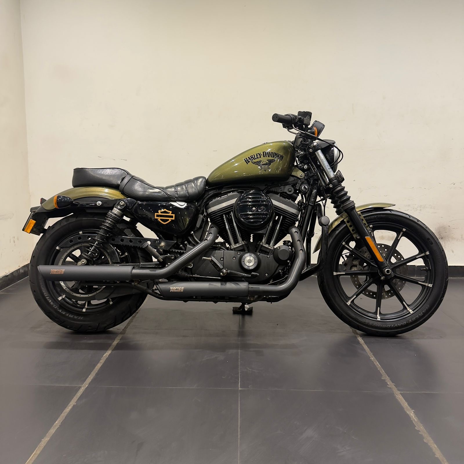 HARLEY DAVIDSON IRON 883 (OLIVE GREEN)