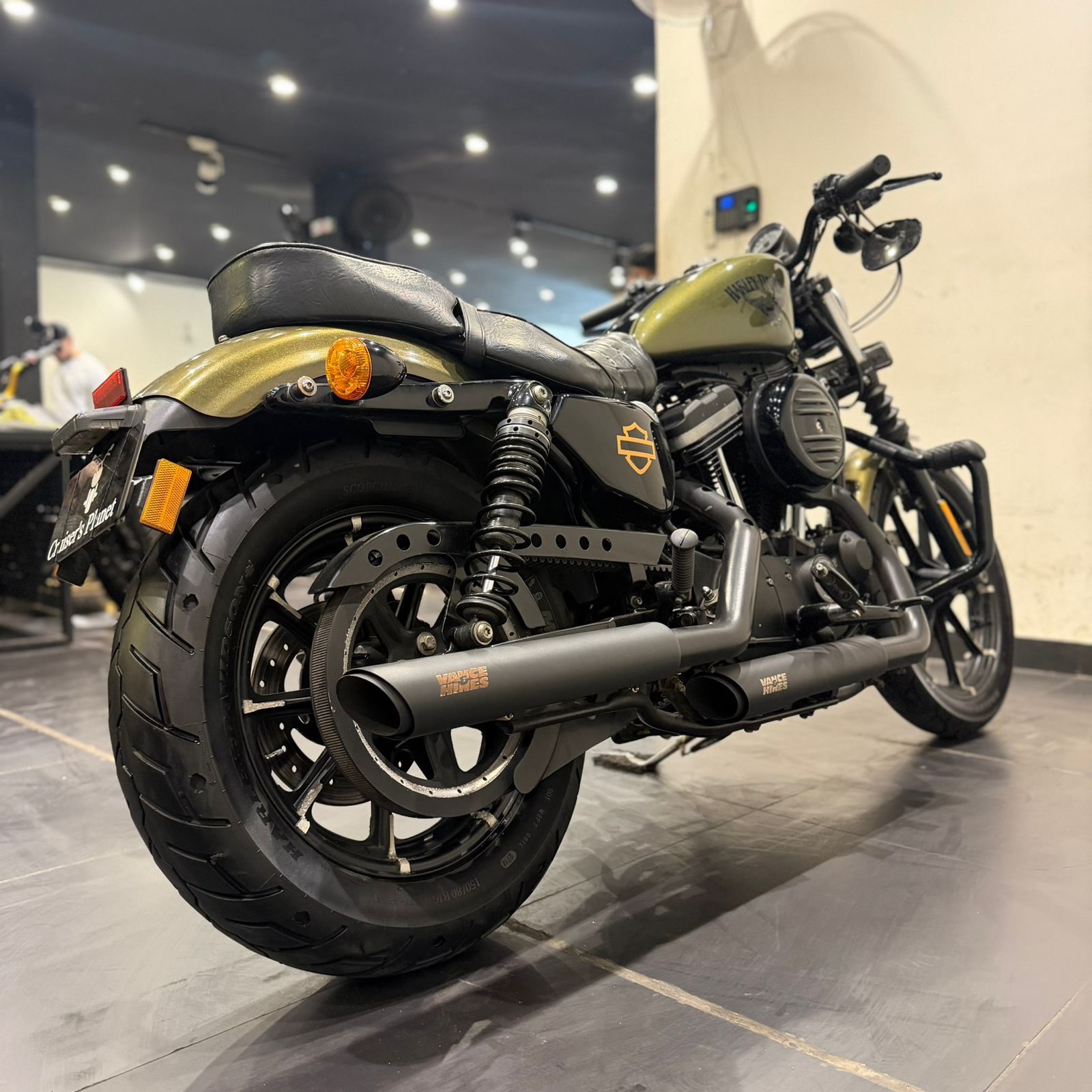 HARLEY DAVIDSON IRON 883 (OLIVE GREEN)