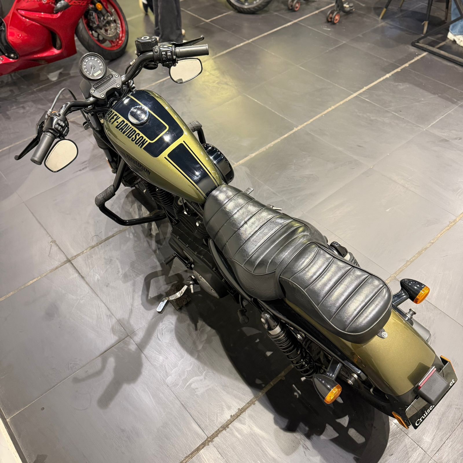 HARLEY DAVIDSON IRON 883 (OLIVE GREEN)
