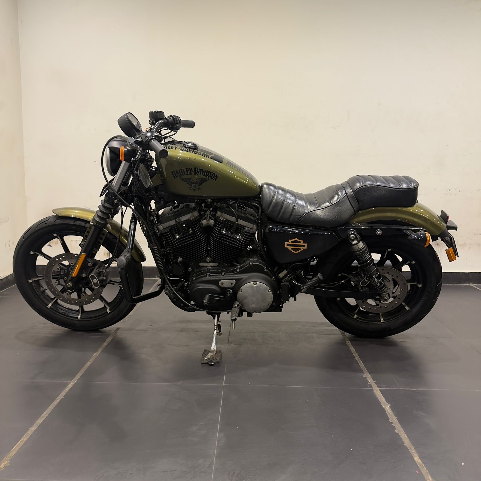 HARLEY DAVIDSON IRON 883 (OLIVE GREEN)