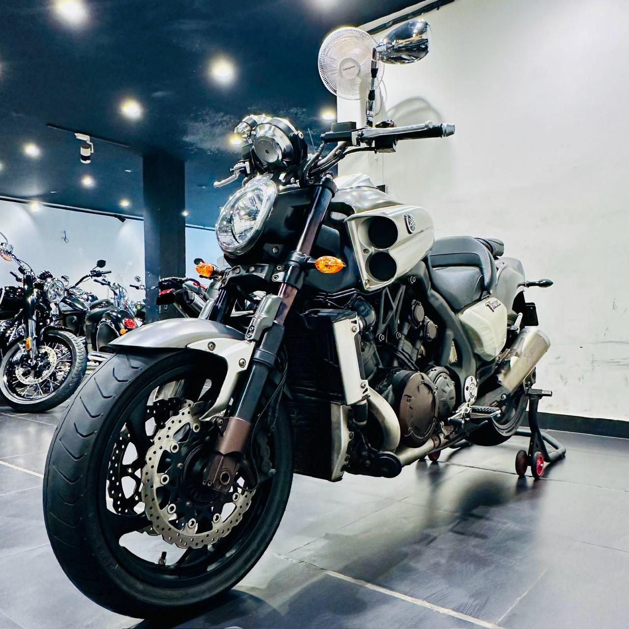 YAMAHA V-MAX