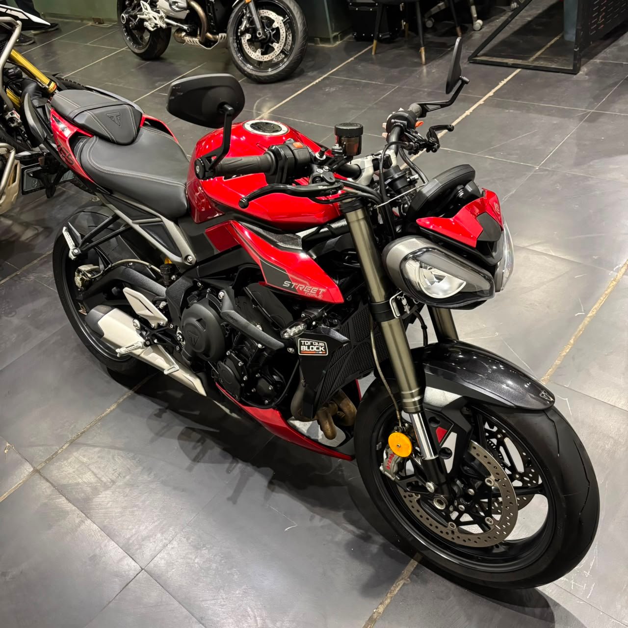 TRIUMPH STREET TRIPLE RS (2023)