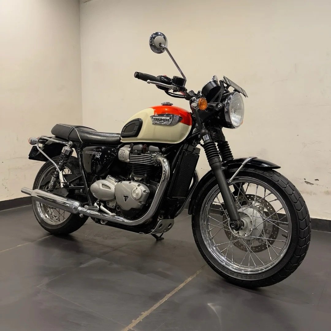 TRIUMPH BONNEVILLE T100
