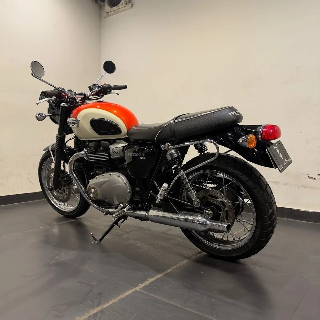 TRIUMPH BONNEVILLE T100