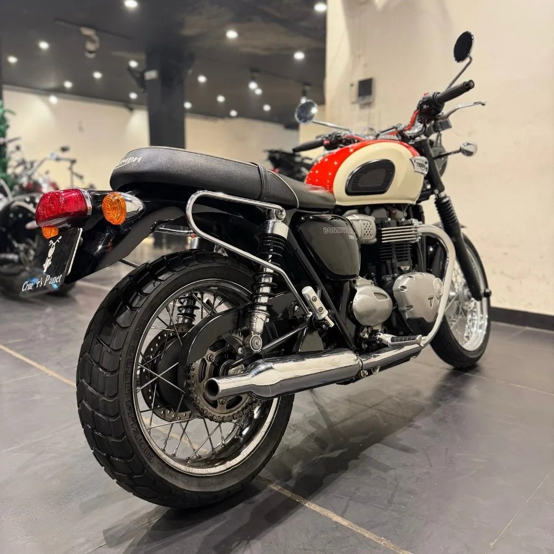 TRIUMPH BONNEVILLE T100