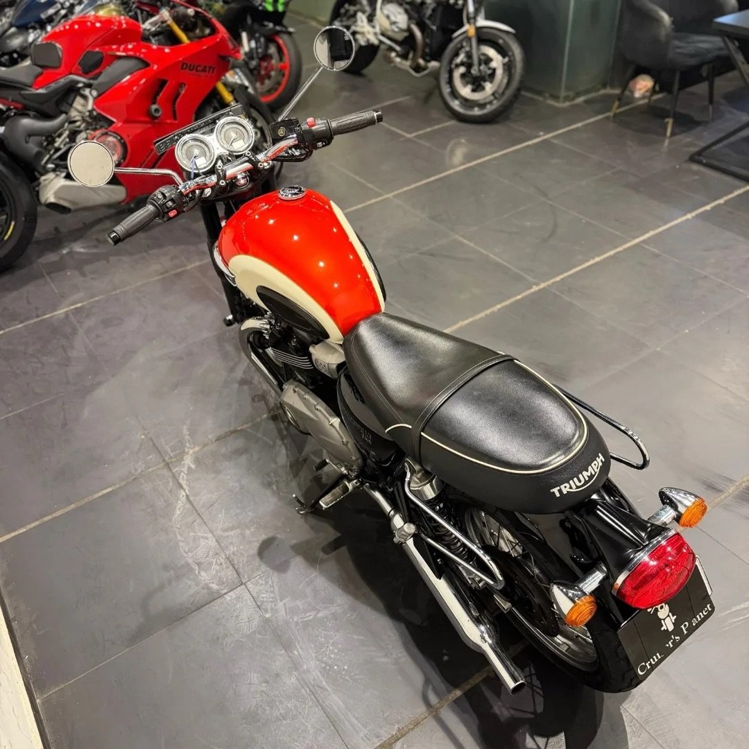 TRIUMPH BONNEVILLE T100