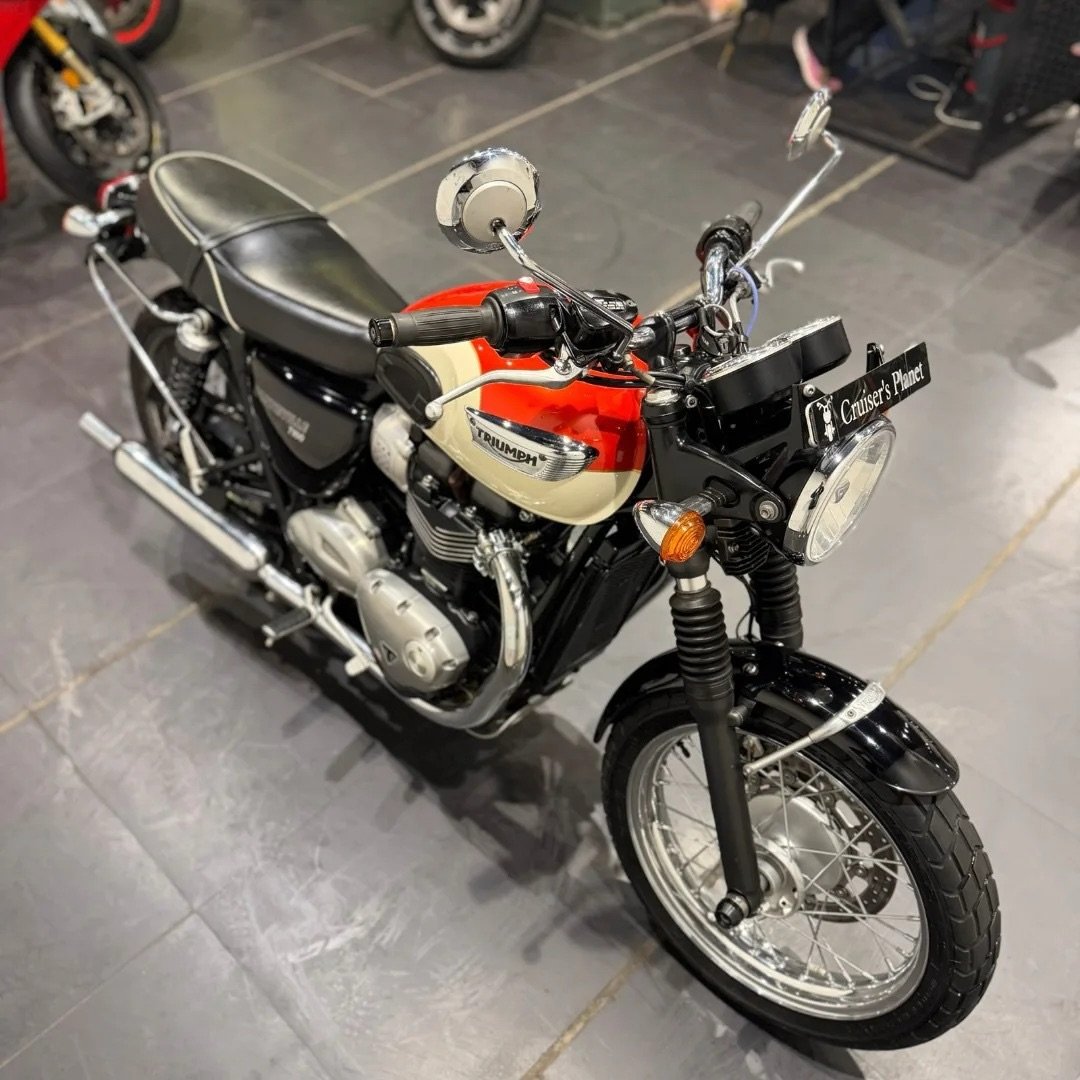TRIUMPH BONNEVILLE T100