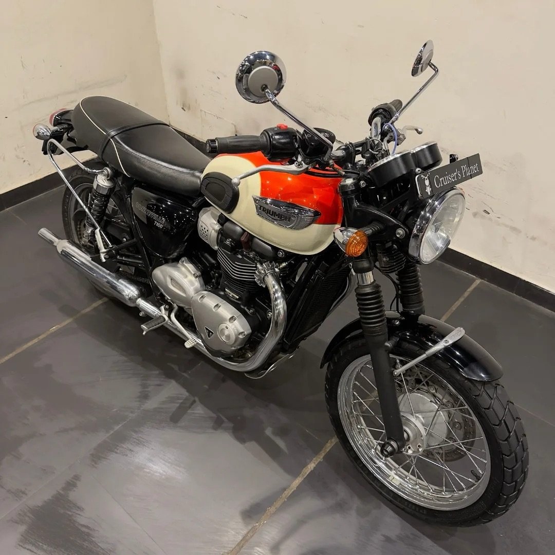 TRIUMPH BONNEVILLE T100