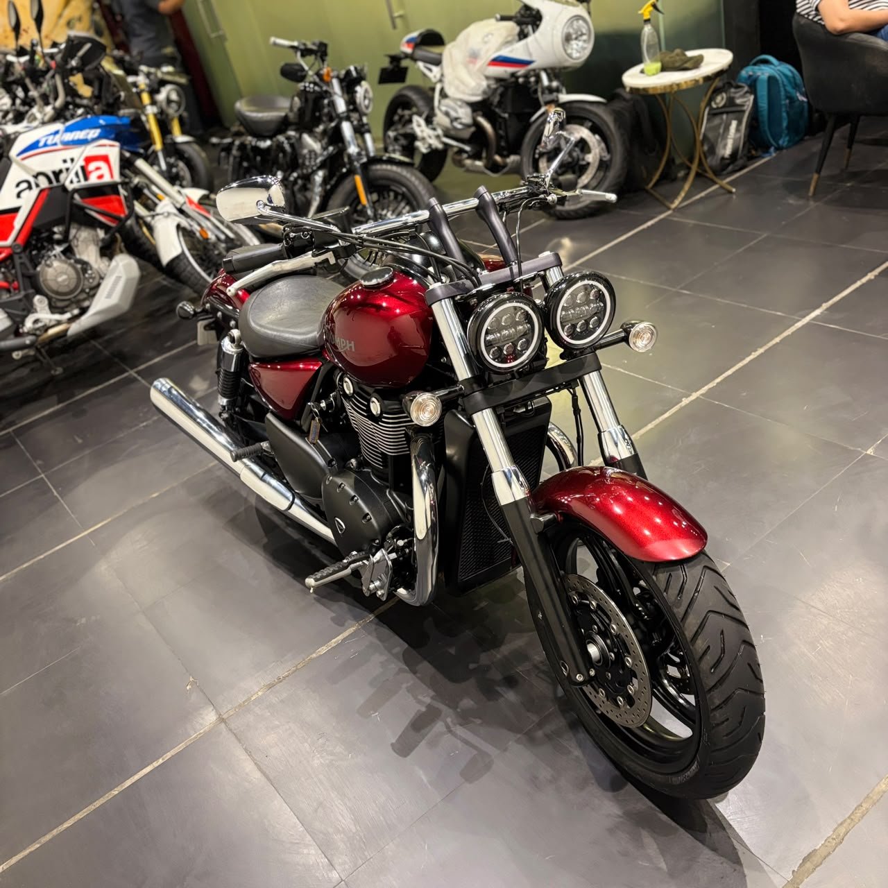 TRIUMPH THUNDERBIRD STORM