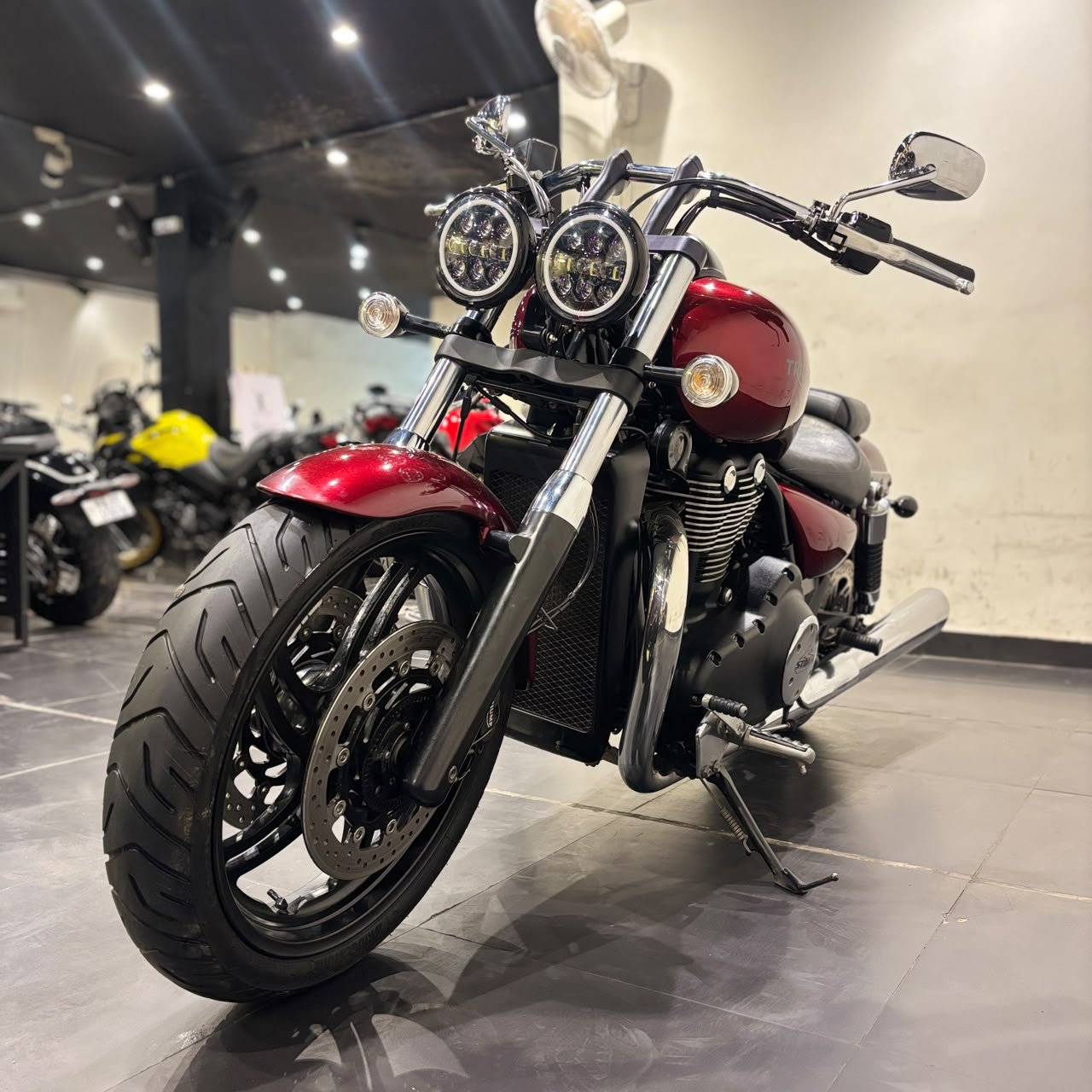 TRIUMPH THUNDERBIRD STORM